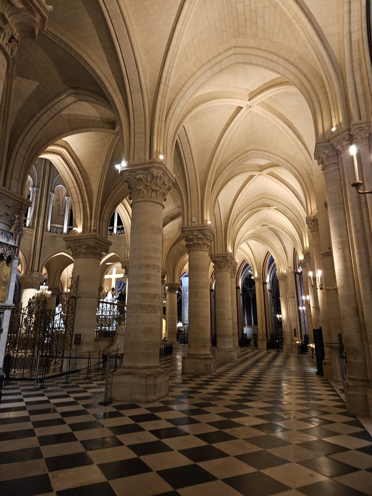Cathédrale Notre Dame - nef latérale de nuit