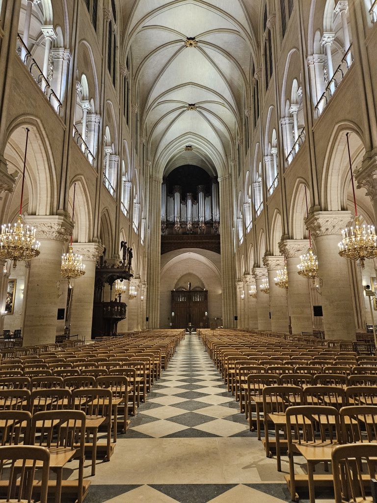 Cathédrale Notre Dame - nef principal vide